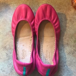 Fuchsia Tieks size 6